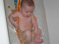 Elya dans son bain essaye d'attraper ses pieds - 004 * 1024 x 768 * (60KB)